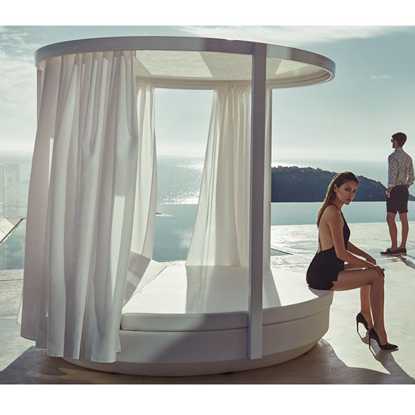 Vela Daybed with Canopy and Curtains